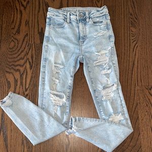 American Eagle Light Wash Highwaisted Ripped Jeans (00 Short)